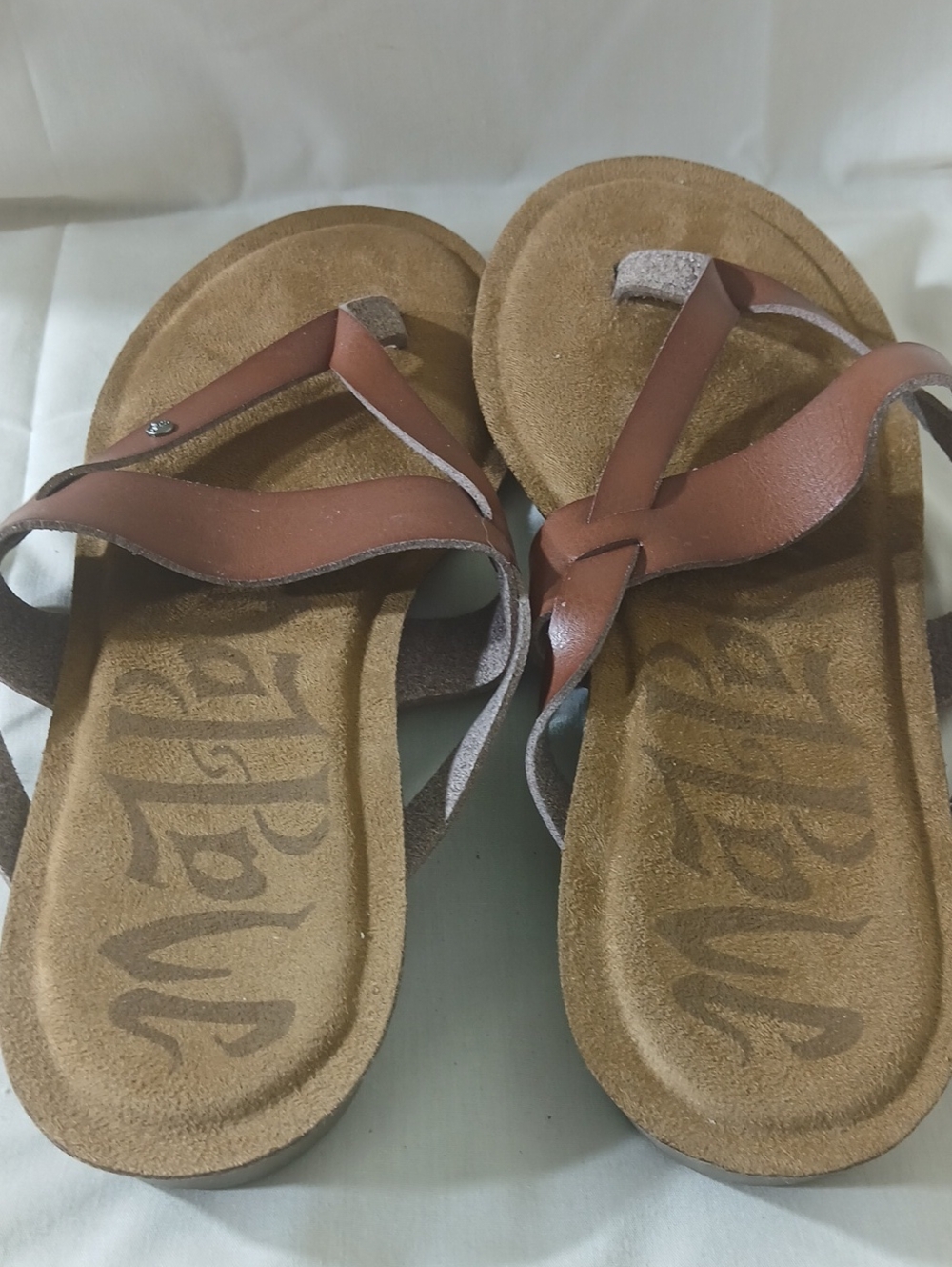 Woman Brown Faux-Leather Toe-Loop Sandals Size 11
